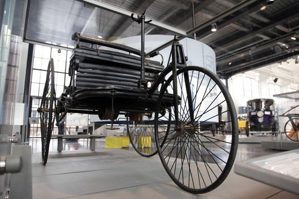ARCHIV: Der Motorwagen von Carl Benz (1844-1929) steht im Deutschen Museum Verkehrszentrum in Muenchen (Foto vom 07.01.11). Der 29. Januar 1886 gilt als offizieller Geburtstag des Automobils: An diese ...