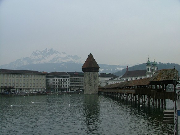 Der achteckige Wasserturm wurde noch vor der Brücke gebaut, nämlich um 1300. Er war mal Wachturm, mal Eckpfeiler der Stadtbefestigung, mal diente er als Stadtarchiv, dann auch mal als Schatzkammer, Ke ...