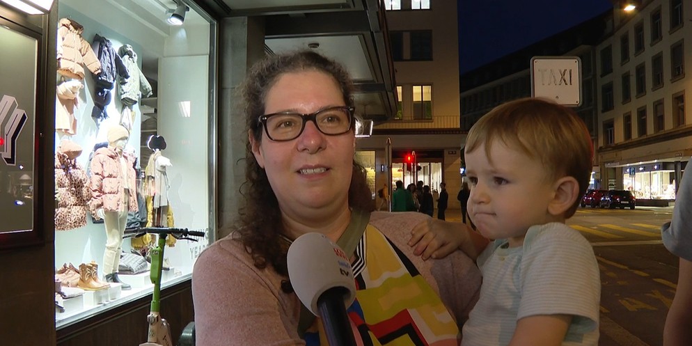 Nach einem Gedenkgottesdienst in einer Zürcher Synagoge äussern sich FDP-Kantonsrätin Sonja Rueff-Frenkel und die in Zürich wohnende Edna Schur, beide jüdischer Herkunft, zu den Anschlägen durch die H ...