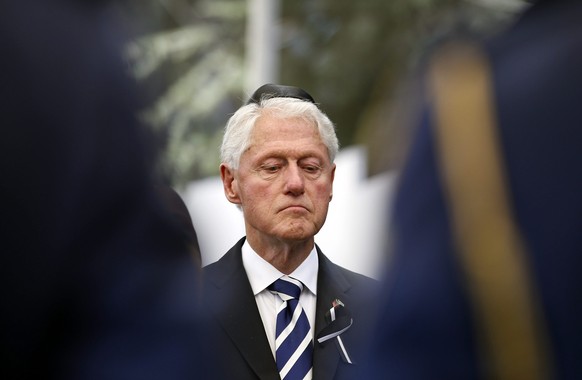 epa05563513 Former US Presidnt Bill Clinton observes a moment of silence during the burial ceremony of former Israeli President and Nobel Peace Prize winner, Shimon Peres, at Mount Herzl National Ceme ...