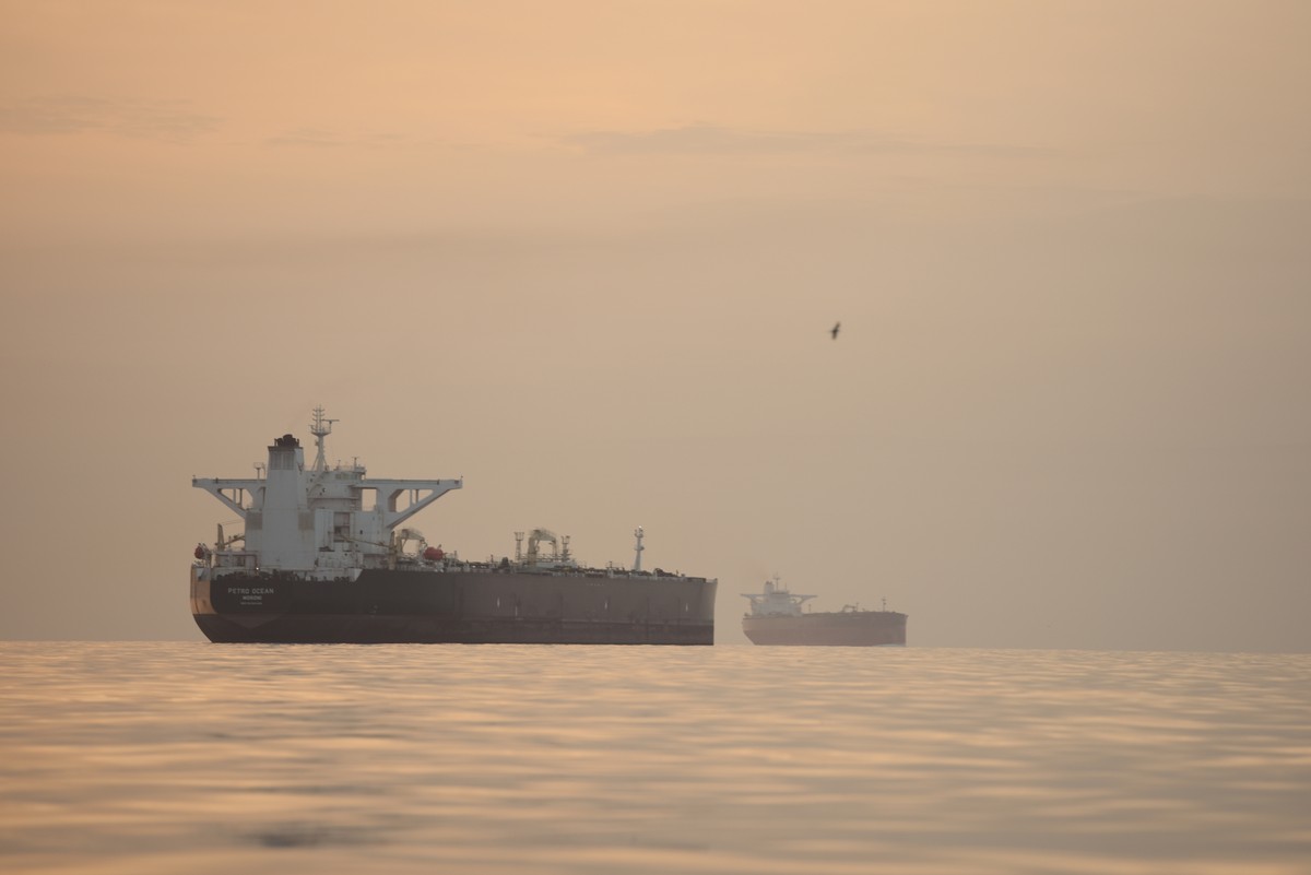 Tankers anchored in the Strait of Hormuz off the coast of Qeshm Island, Iran, Saturday, April 18, 2026. (AP Photo/Asghar Besharati)
APTOPIX Iran War
