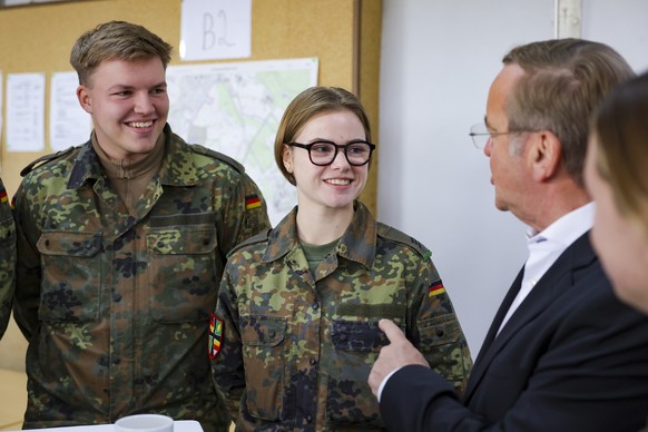 epa12515908 German Defense Minister Boris Pistorius visits the Home Guard Regiment 2 (Heimatschutzregiment 2) in Muenster, Germany, 10 November 2025. Pistorius visited the training unit, where 190 rec ...
