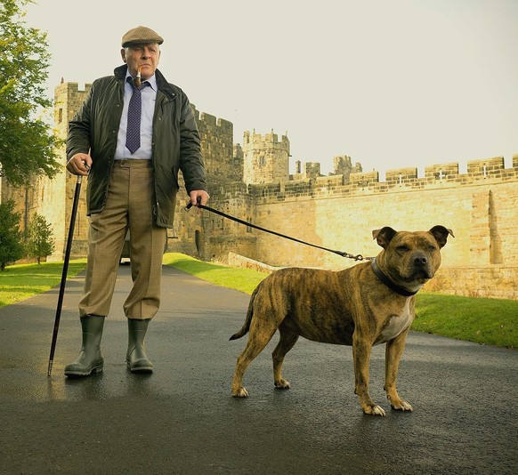 Anthony Hopkins and Freya in Transformers 5: The Last Knight (2017)