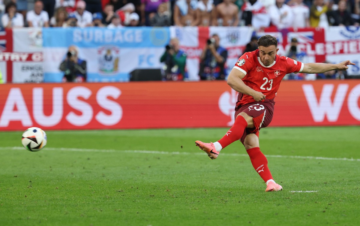 epa11463325 Xherdan Shaqiri of Switzerland converts his team's third penalty during penalty shoot-out of the UEFA EURO 2024 quarter-finals soccer match between England and Switzerland, in Dusseld ...