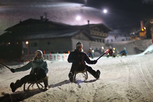 Nachtschlitteln in den Bergen. Happy New Year!