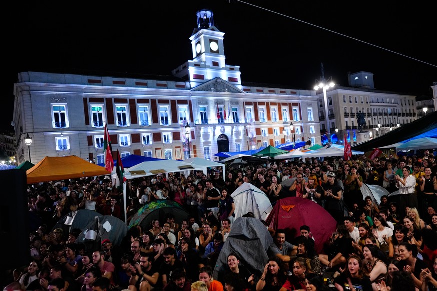 epaselect epa13267427 People camp in protest at Puerta del Sol in Madrid, Spain, 27 September 2026. The encampment began on the evening of 26 September following a demonstration over the eviction of M ...