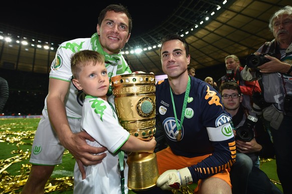 Marcel Schäfer und Diego Benaglio mit dem DFB-Pokal 2015. Sie sind die einzigen beiden Wolfsburger, die schon vor sechs Jahren in der Champions League dabei waren.