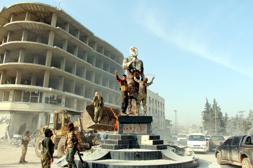 epa06611989 Turkey-backed Free Syrian Army soldiers take control of Afrin city center, Syria, 18 March 2018. According to media reports, the Turkish army and its allied Syrian militias on 10 March con ...