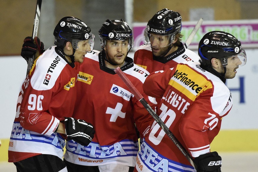 25.04.2014; Neuenburg; Eishockey - Schweiz - Tschechien; 
Damien Brunner (SUI) und die Schweizer Spieler jubeln nach dem Tor zum 1:0
(Urs Lindt/freshfocus)