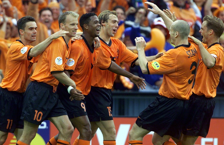 Überragend: Holland demontiert im Viertelfinal Jugoslawien unter anderem mit einem Hattrick von Kluivert 6:1.
