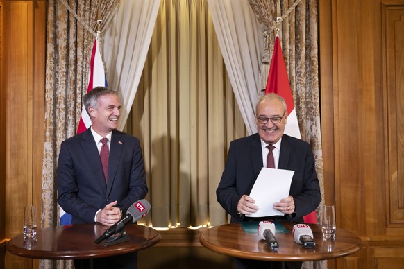epa13108610 Swiss Federal President Guy Parmelin (R) and Britain's Secretary of State for Business and Trade Peter Kyle (L) attend a press briefing following a bilateral meeting at the Hotel Bell ...
