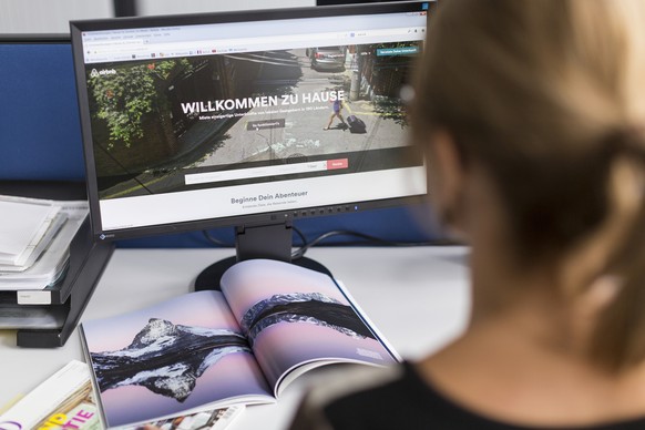 A woman surfs on the the airbnb website, pictured in Zurich, Switzerland, on September 4, 2014. (KEYSTONE/Gaetan Bally)