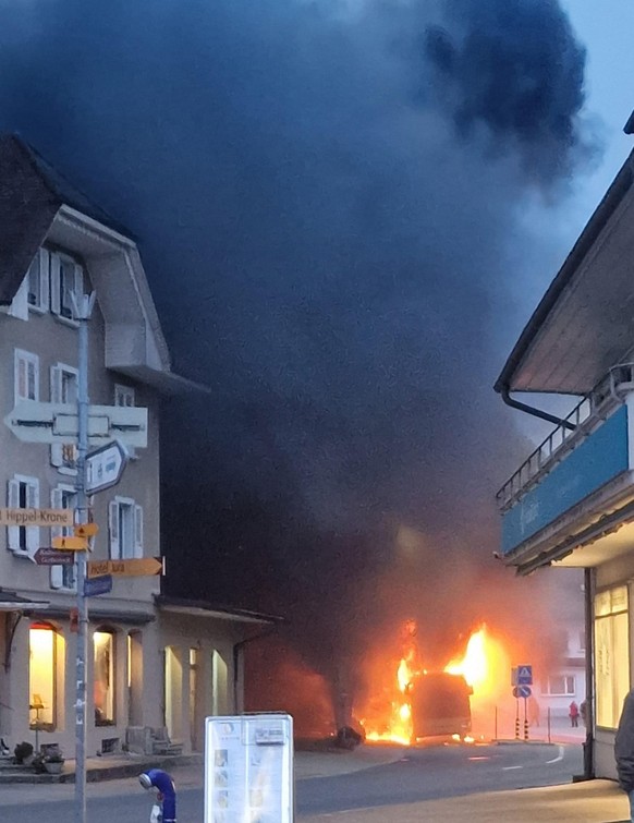 <p>Am Dienstagabend brannte in Kerzers ein Postauto.</p>