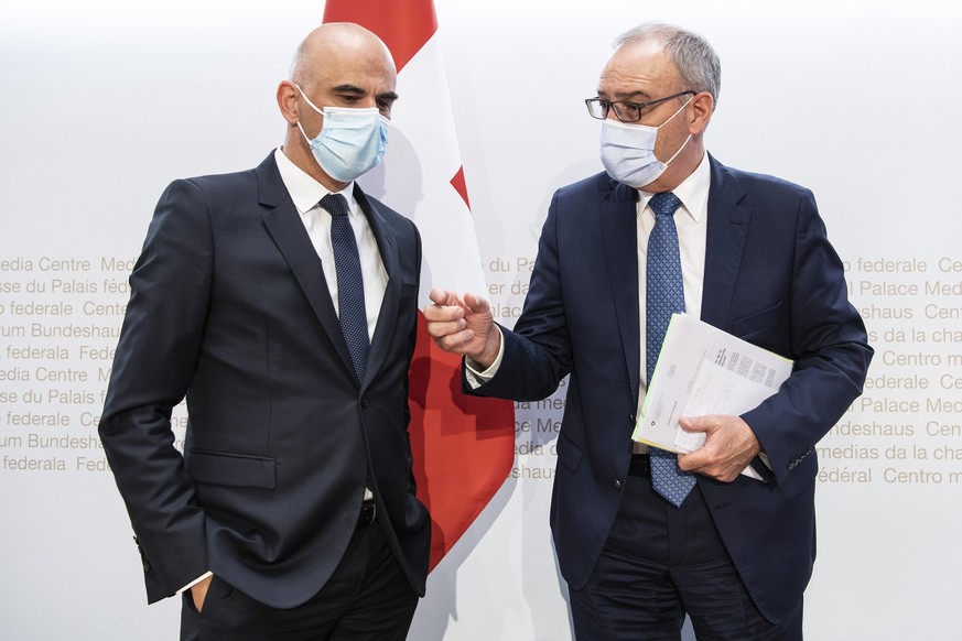 Bundespraesident Guy Parmelin, rechts, und Bundesrat Alain Berset aeussern sich an einer Medienkonferenz zu Covid 19 Massnahmen, am Mittwoch, 12. Mai 2021, in Bern. (KEYSTONE/Peter Schneider)