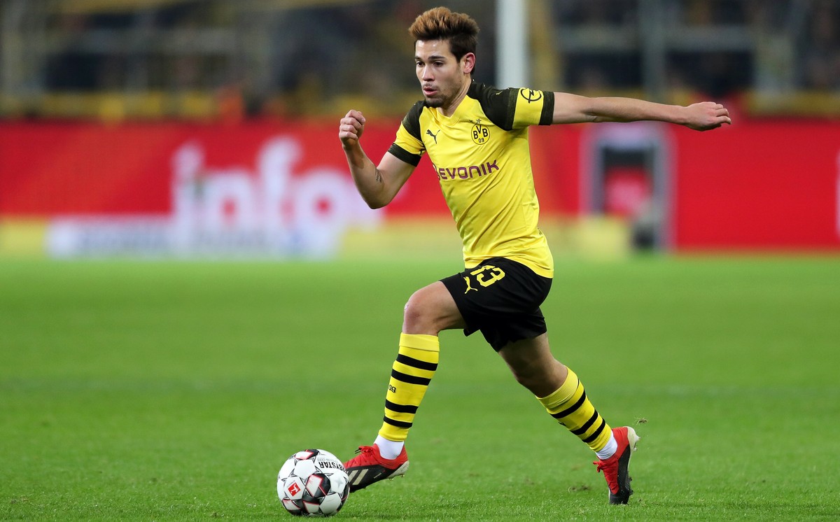epa07234099 Dortmund's Raphael Guerreiro in action during the German Bundesliga soccer match between Borussia Dortmund and Werder Bremen in Dortmund, Germany, 15 December 2018. EPA/FRIEDEMANN VOG ...