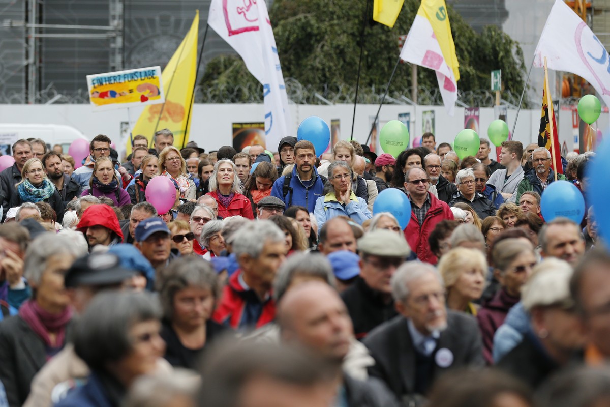 Teilnehmer bei der Kundgebung "Marsch fuers Laebe" auf dem Bundesplatz, am Samstag, 17. September 2016, in Bern. Der Marsch fuers Laebe gegen Abtreibungen wird regelmaessig von christlich-ko ...