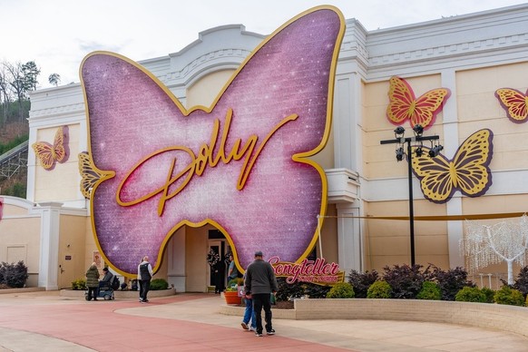 Definitiv keine Einzimmer-Blockhütte: Das Dolly Parton Experience Museum in Dollywood, Pigeon Forge, Tennessee.