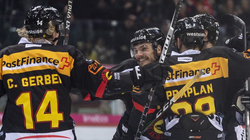 Die Berner um Thomas Thiry, Mitte, freuen sich ueber ihr erstes Tor durch Thierry Bader, rechts, im Eishockey Meisterschaftsspiel der National League zwischen dem SC Bern und den HC Davos, am Samstag, ...