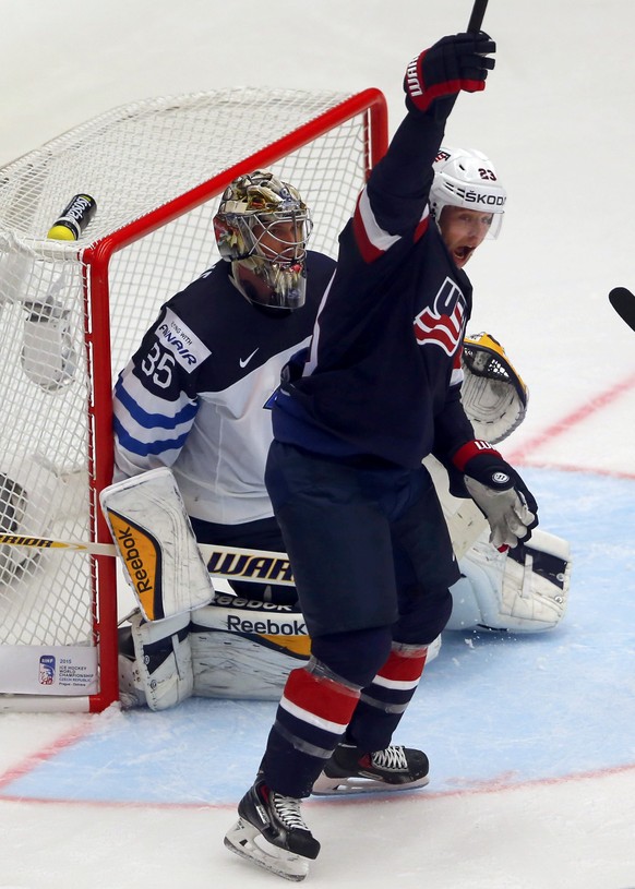 Matt Hendricks of the U.S. (R) celebrates the goal of his team mate Dan Sexton (not pictured) next to Finland's goalkeeper Pekka Rinne during their team's men's ice hockey World Championship game at the CEZ Arena in Ostrava, Czech Republic, May 1, 2015. REUTERS/Laszlo Balogh