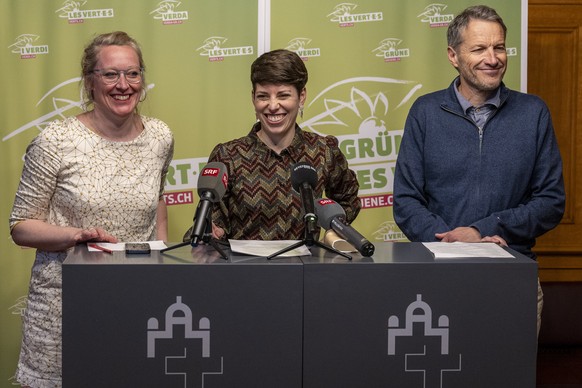 Lisa Mazzone, Praesidentin, Mitte, Aline Trede, Nationalraetin und Fraktionschefin , links, und Christophge Clivaz, Nationalrat, von der Gruenen Partei sprechen an einem Point de Presse zum Urteil des ...