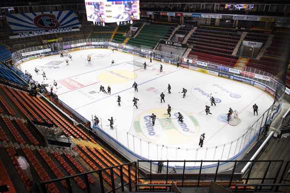 ARCHIVBILD ZU DEN MOEGLICHEN SZENARIEN IM SCHWEIZER EISHOCKEY --- Les joueurs fribourgeois et genevois s&#039;affrontent dans une patinoire vide suite aux mesures prises par le Conseil Federal en rais ...