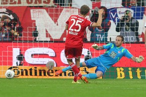 Thomas Müller trifft per Penalty zum 3:0 für Bayern München.