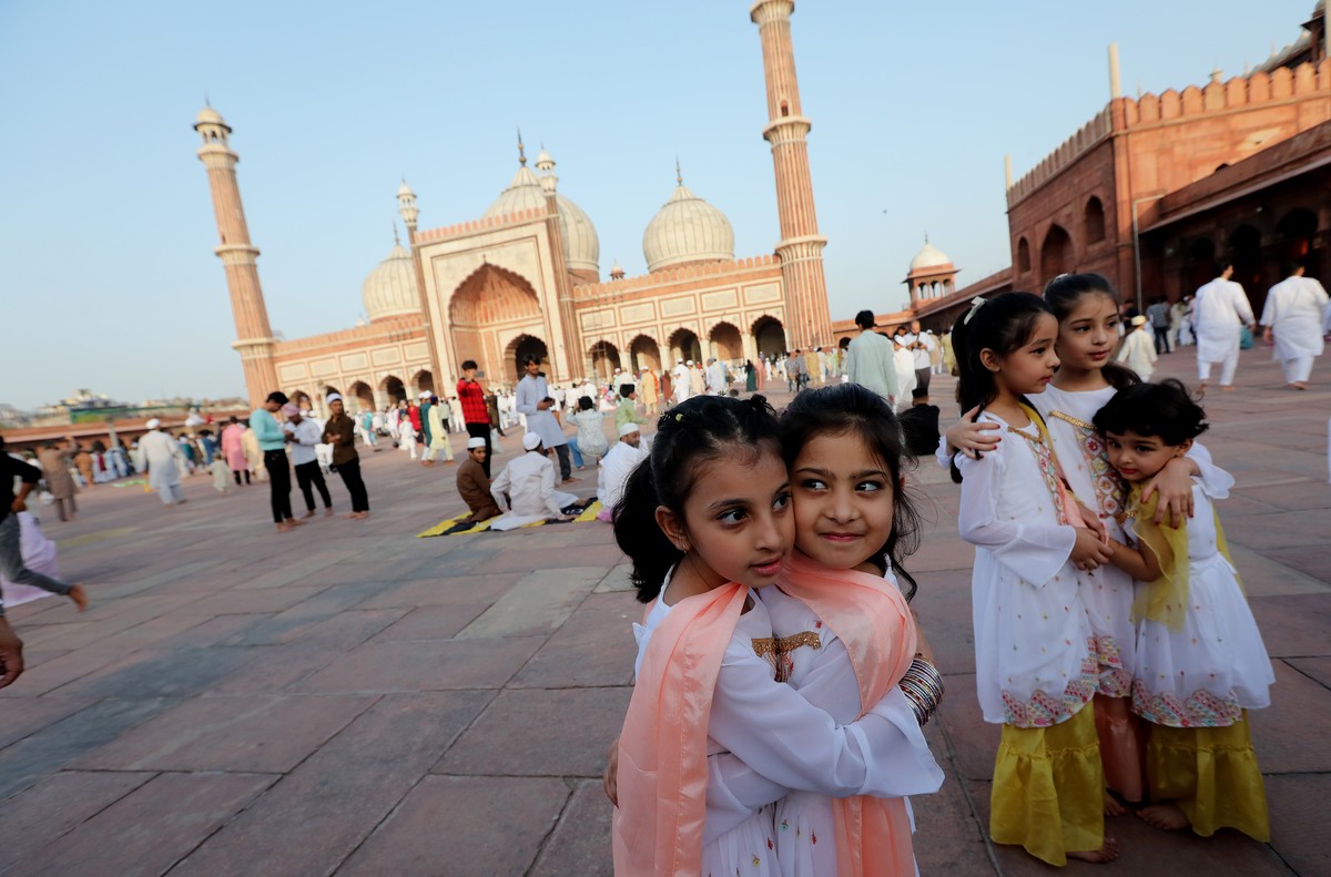 epa11416920 Indian Muslim children greet each other after offering prayers at Jama Masjid on the occasion of Eid al-Adha in New Delhi, India, 17 June 2024. Eid al-Adha is the holiest of the two Muslim ...