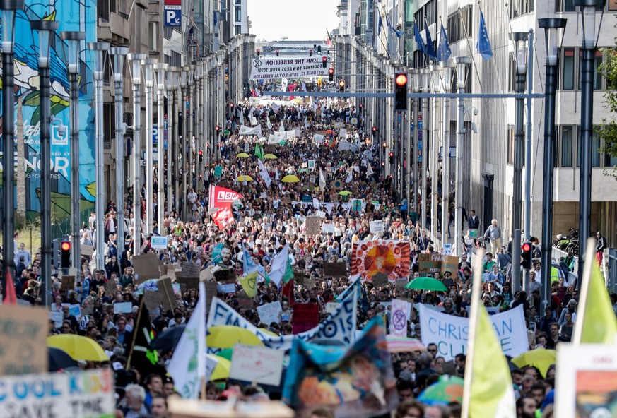 epa07856279 Protesters take part in a demonstration as a part of the Fridays for Future global climate strike in Brussel, Belgium, 20 September 2019. Millions of people around the world are taking par ...