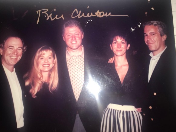 Ein Epstein-Foto zeigt Bill Clinton neben dem verstorbenen Sexualstraftäter und seiner Komplizin Ghislaine Maxwell.