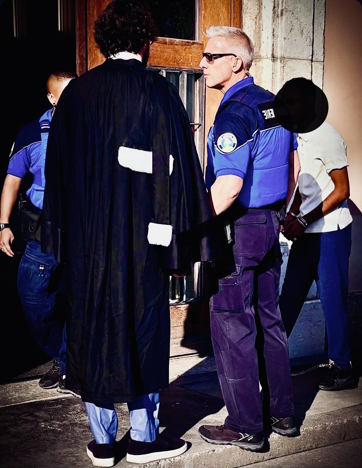 Arrivée d'un Somaliende 23 ans à son procès au Tribunal criminel d'Yverdon (VD) pour le meurtre d'un piéton, lors d'une cavale en 2023.
