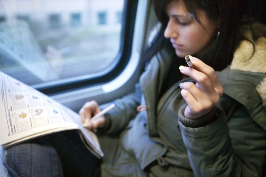 Rafaela Rhyner smokes a cigarette in a smoking compartment of a train from Zurich to Winterthur, Switzerland, on November 9, 2005. (KEYSTONE/Martin Ruetschi)

Rafaela Rhyner, eine junge Frau, raucht a ...