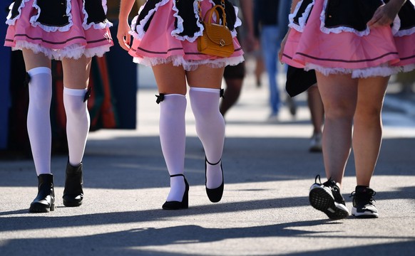 epa07858477 Dressed up visitors arrive prior to the opening of the 186th Oktoberfest beer festival on the Theresienwiese in Munich, Germany, 21 September 2019. The Munich Beer Festival is the world&#0 ...