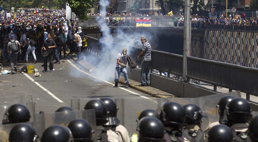 Demonstrators clashes with the Bolivarian National Police during a protest in Caracas, Venezuela, Saturday, April 8, 2017. Opponents of President Nicolas Maduro protest on the streets of Caracas on Sa ...