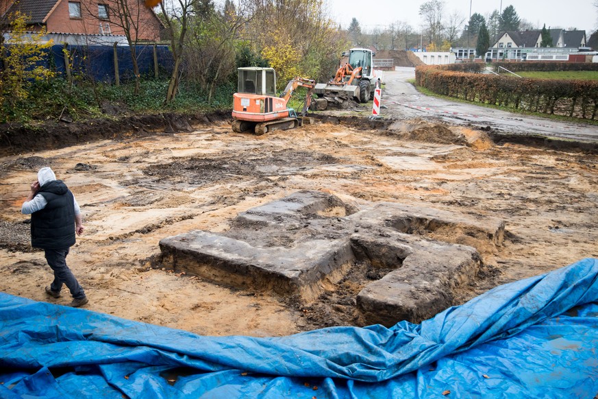 Ein riesiges Hakenkreuz aus Beton ist am 21.11.2017 im Hein-Kling Stadion in Hamburg-Billstedt neben dem Sportplatz zu sehen. Bei Bauarbeiten für neue Umkleidekabinen auf dem Hamburger Sportplatz ist  ...