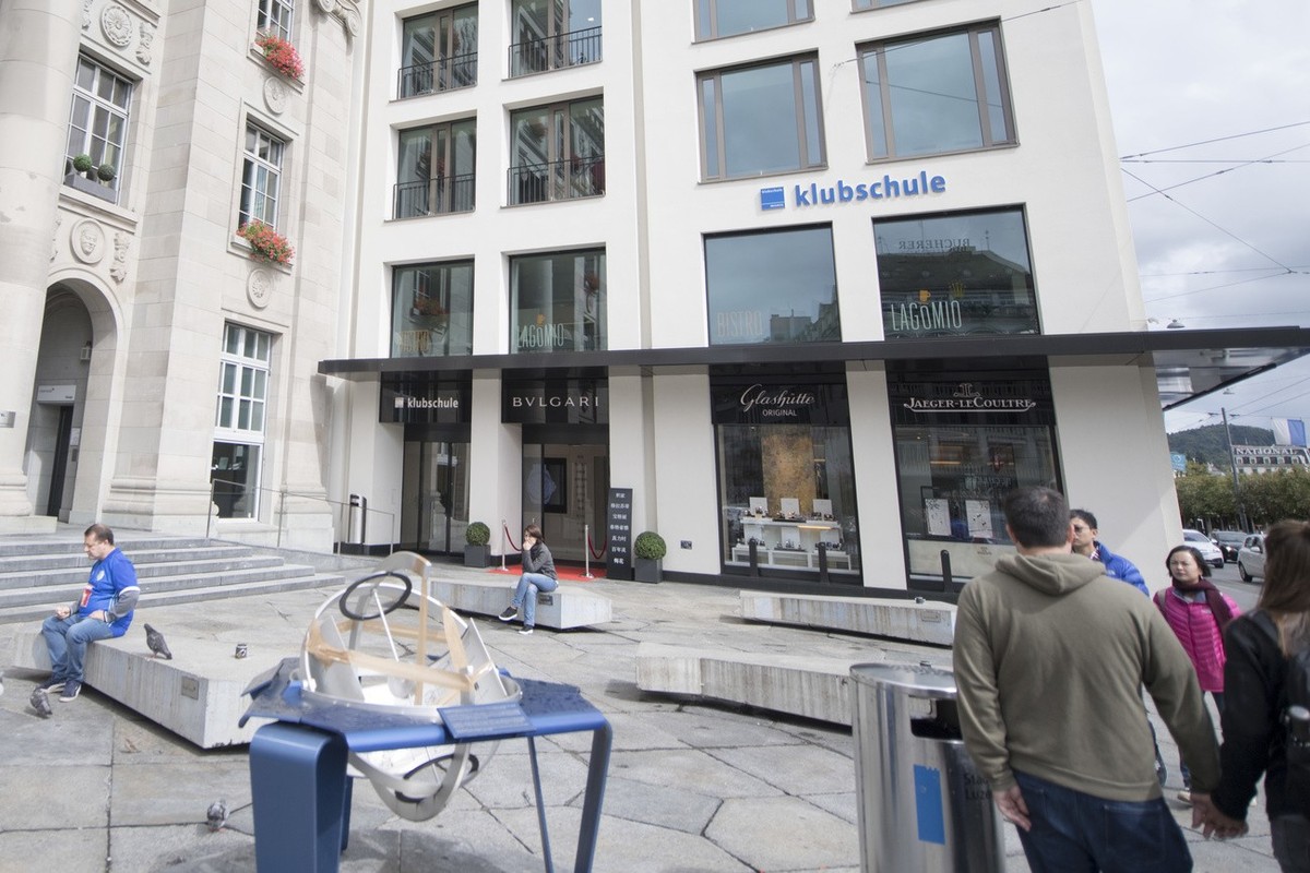 Bei einem Raubueberfall auf ein Schmuckgeschaeft von Guebelin am Luzerner Schwanenplatz ist am Sonntagmorgen, 10. September 2017, eine Person verletzt worden. Die Polizei fahndet nach zwei Taetern. KE ...