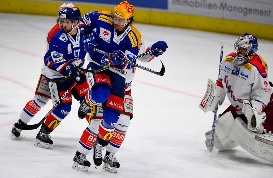 Die Zuercher Ryan Shannon, links, und Roman Wick, Mitte, gegen Klotens Torhueter Martin Gerber, rechts, beim Eishockeyspiel der National League A ZSC Lions gegen Kloten Flyers in Zuerich am Freitag, 0 ...