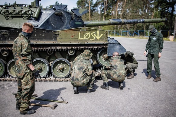 epa10610328 Ukrainian soldiers train at a tank under the supervision of German and Danish instructors prior to a visit of the German and Danish Defense Ministers at the Federal Armed Forces (Bundesweh ...