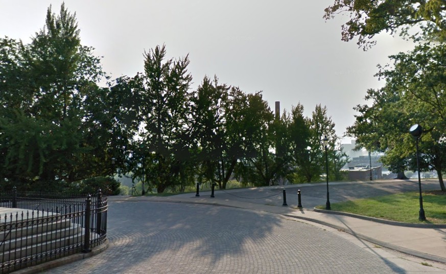 Oben angekommen im Libby Hill Park – die Kette wird dann hoffentlich nicht montiert sein.