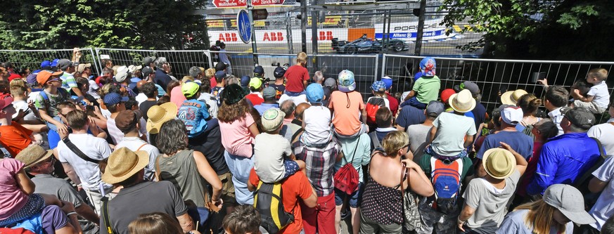 Spectators during the Zurich E-Prix, the tenth stage of the ABB FIA Formula E championship, in Zurich, Switzerland, Sunday, June 10, 201for the Zurich E-Prix, the tenth stage of the ABB FIA Formula E  ...