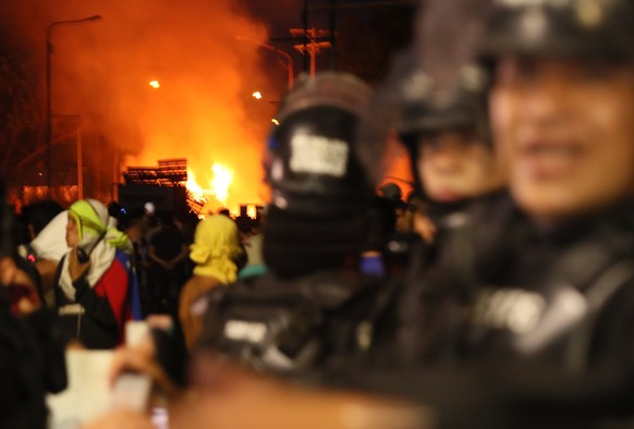 epa07391575 Members of the Colombian police try to vacate the bridge for security, while demonstrators clash with members of the Bolivarian National Police, next to a truck carrying humanitarian aid b ...