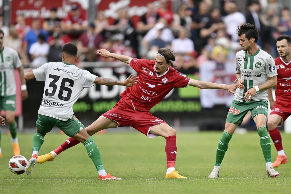 Der Winterthurer Aldin Turkes, rechts, gegen den St. Galler Chima Okoroji, links, beim Fussballspiel der Super League FC Winterthur gegen den FC St.Gallen im Stadion Schuetzenwiese in Winterthur am Mo ...