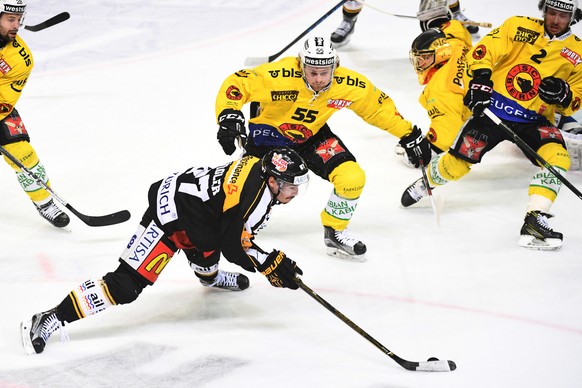 From left Bern's player Martin Plüss, Lugano’s player Dario Bürgler, Bern's player Calle Andersson and Bern's player Beat Gerber during the fourth Playoff semifinal game of National League A (NLA) Swiss Championship between Switzerland's HC Lugano and SC Bern, at the ice stadium Resega in Lugano, Switzerland, Tuesday, March 28, 2017. (KEYSTONE/Ti-Press/Gabriele Putzu) 