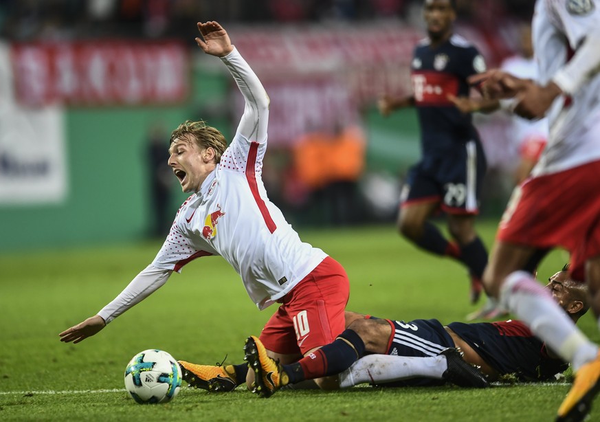 epaselect epa06289228 Leipzig&#039;s Emil Forsberg (L) is fouled by Bayern&#039;s Arturo Vidal (R) during the German DFB Cup soccer 2nd round match between RB Leipzig and FC Bayern Munich in Leipizg,  ...