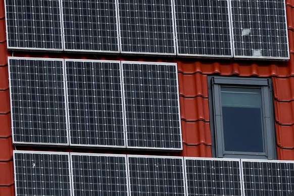 epa12022435 Solar panels on the roof of a residential house in Berlin, Germany, 10 April 2025. Berlin provides subsidies to support tenants and homeowners in installing plug-in solar devices (balcony  ...
