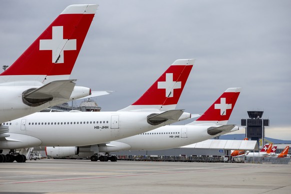 ARCHIVBILD ZUR MELDUNG, DASS DIE SWISS DEN FLUGBETRIEB IN GENF BIS ENDE FEBRUAR AUF EIN MINIMUM REDUZIERT, AM MONTAG, 1. FEBRUAR 2021 - A large number of Swiss International Air Lines aircrafts and ea ...