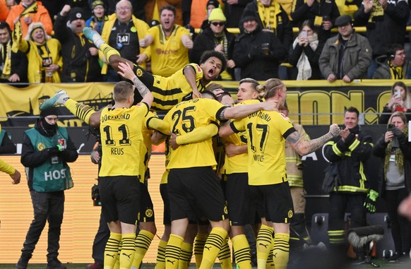 Jubel BVB 3:1, Sebastian Haller Borussia Dortmund wird gefeiert, oben Karim Adeyemi Borussia Dortmund 04.02.2023, Fussball GER, Saison 2022 2023, 1. Bundesliga, 19. Spieltag, Borussia Dortmund - SC Fr ...