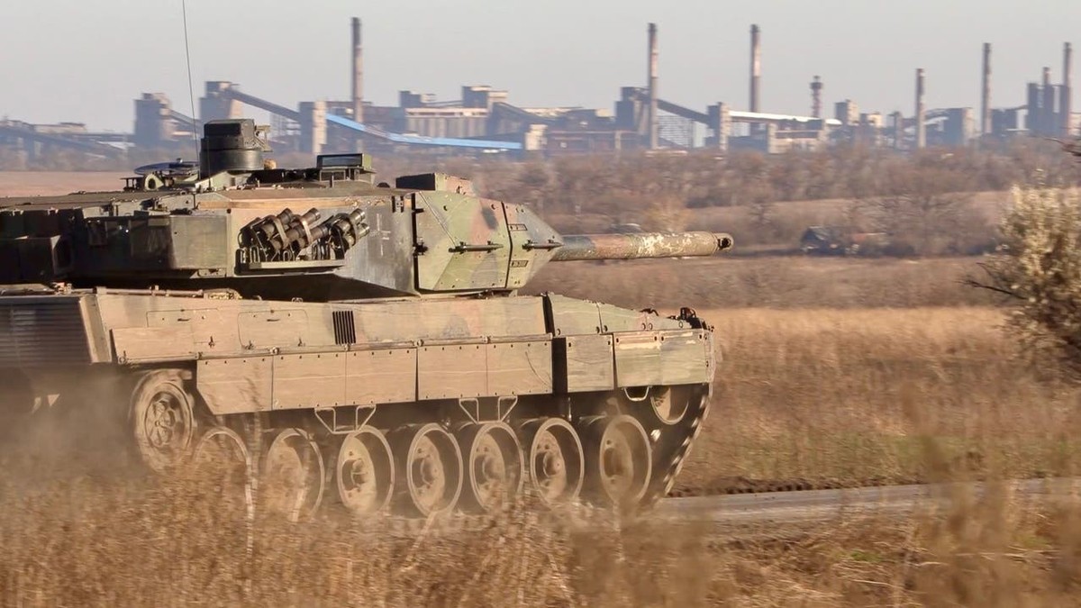 Ein Leopard-2-Panzer prescht zur Front. Im Hintergrund die Koksfabrik von Awdijiwka.
