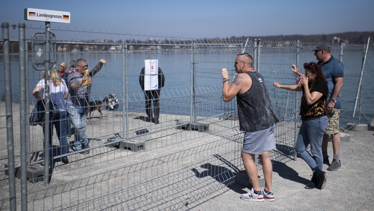 Bekannte treffen sich an der Grenze zwischen dem deutschen Konstanz und Kreuzlingen in der Schweiz, aufgenommen am Sonntag, 5. April 2020, in Kreuzlingen. Nachdem sich Menschen am ersten an der Landes ...