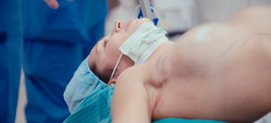 Der erste Blick in den Spiegel für Lara C.*, 30 Minuten nach dem Eingriff im Wachzustand in der Lucerne Clinic mit Mia Femtech™.