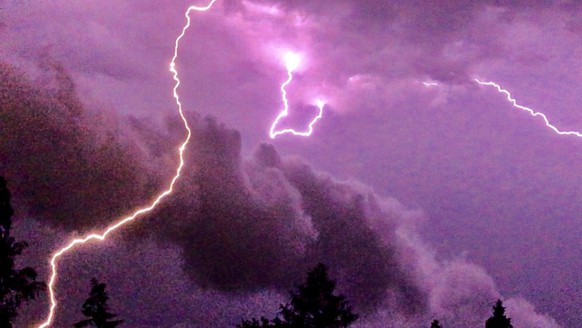 Lichtspiel am Nachthimmel: In der Nacht auf Dienstag haben sich allein im Kanton Thurgau rund 3000 Blitze entladen. Im Verlauf des Tages sorgten die Blitze zudem für Unruhe im Flugverkehr. (Symbolbild ...